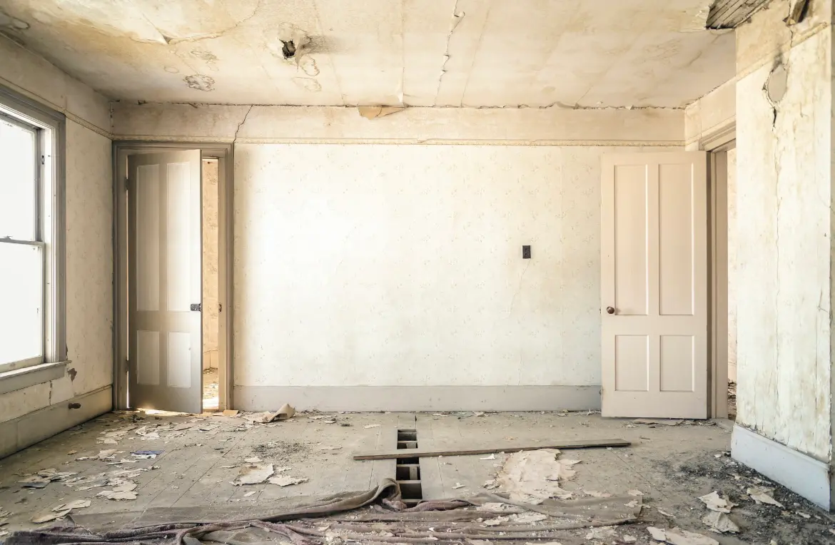 Waste disposal crew managing a cleanout project in Lake Wales